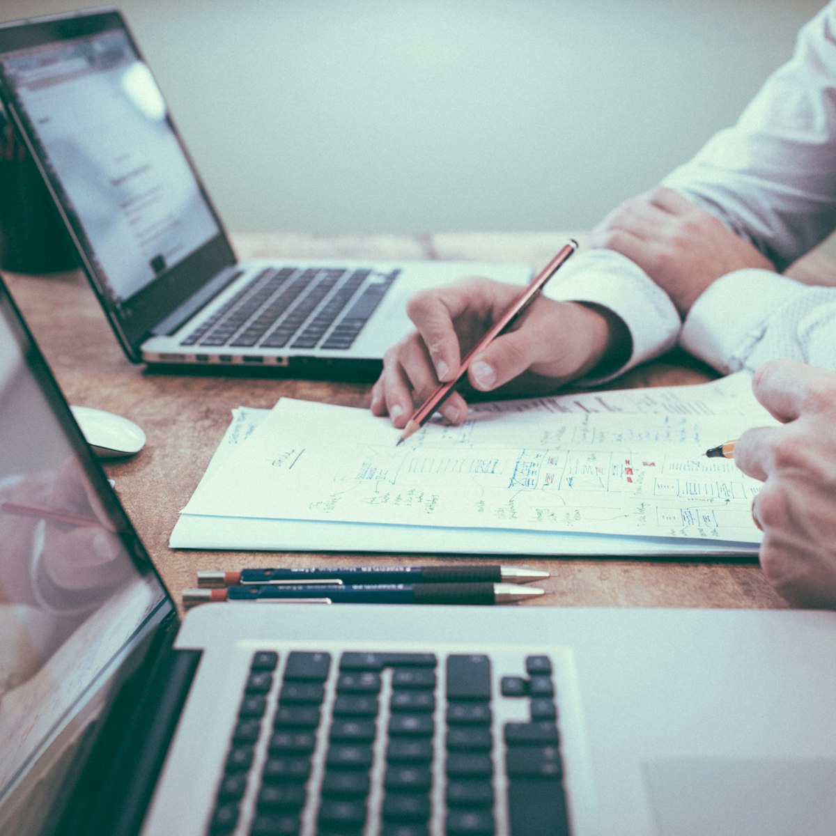 Équipe en réunion de travail autour d'un ordinateur