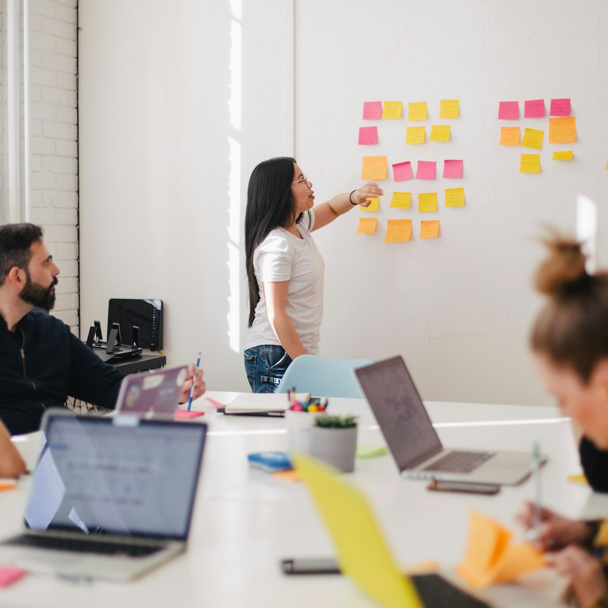 Équipe professionnelle en réunion de travail
